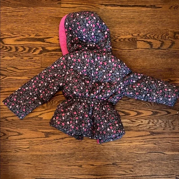 Good🎉condition:  Pink and Black Heart Patterned Winter Jacket. size 5T - Picture 2 of 7